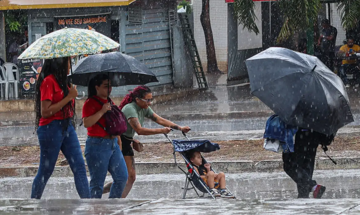 Brasília, (DF), 09/10/2024 -  Chuva na W3 Sul, Setor Comecial.
Foto Valter Campanato/Agência Brasil.