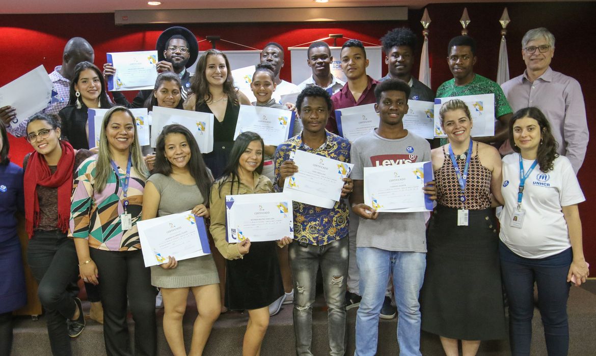 Jovens refugiados do Haiti, Venezuela, Angola e Gana, residentes em Brasília, recebem certificado de oficinas que visam inserir jovens  no mundo de trabalho, por meio dos programas de estágio e programa aprendiz do CIEE 