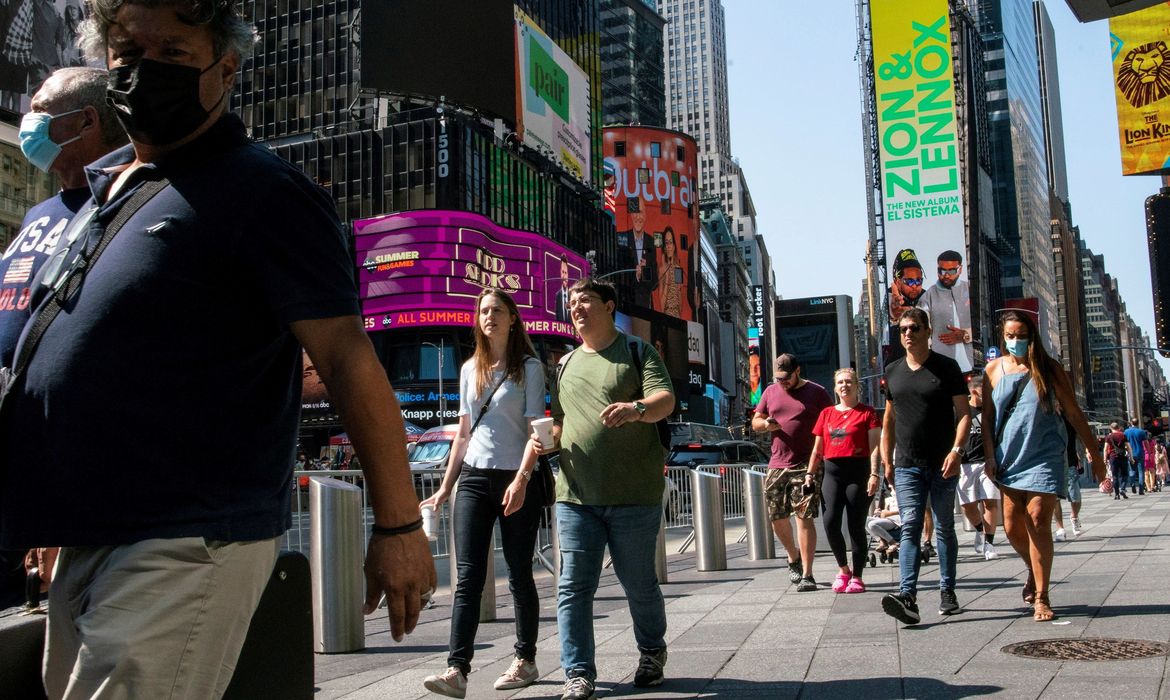Pessoas usam máscaras na times square, enquanto os casos da variante delta do coronavírus continuam aumentando cidade de nova york