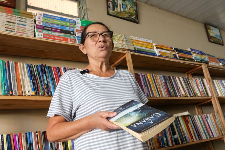 Wilson Dias/Agência Brasil Brasília(DF), 25/08/2023 - Lucivalda Alves frequentadora da Biblioteca do Bosque, em São Sebastião (DF).Foto:Wilson Dias/Agência Brasil