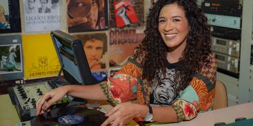 A jornalista Cibele Tenório apresenta A Festa do Disco, estreia da Rádio Nacional