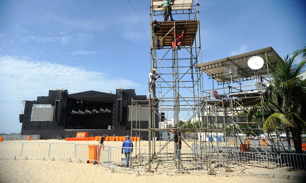 O palco em Copacabana, zona sul da cidade, que abrigará diversos shows na noite do dia 31 está quase pronto para a festa de réveillon