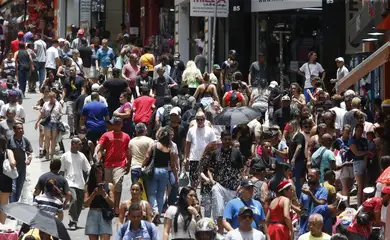 São Paulo (SP), 20/12/2024 - Movimento na Ladeira Porto Geral e rua 25 de Março  antes do Natal. Foto: Paulo Pinto/Agência Brasil
