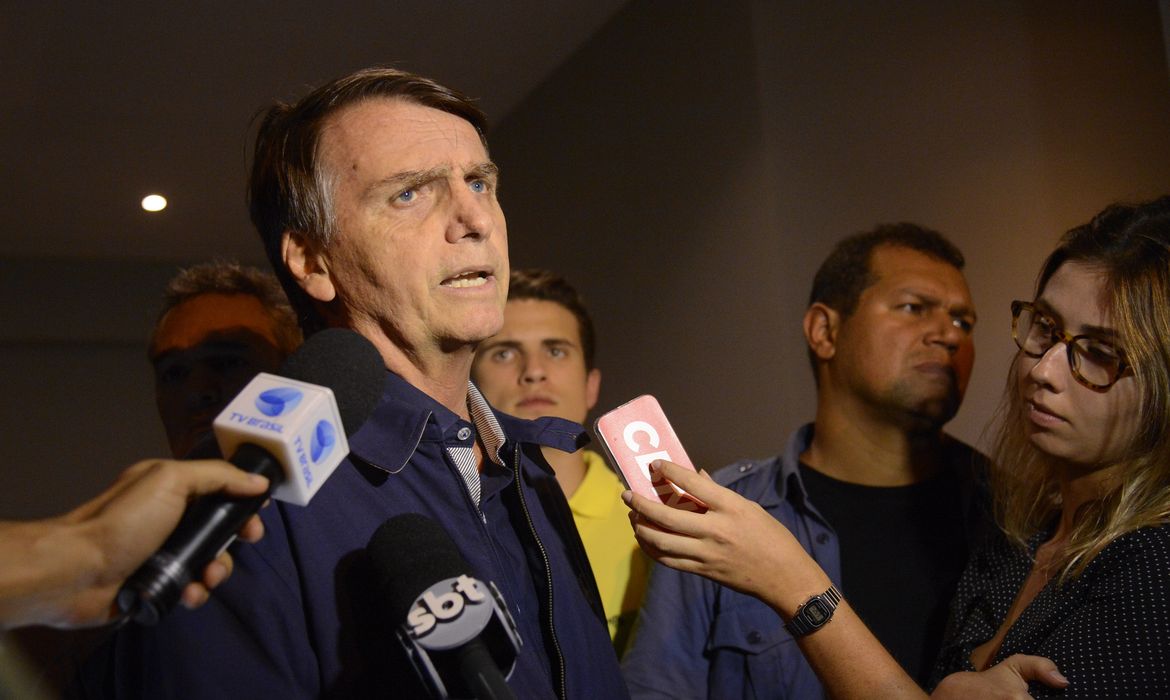 O candidato do PSL à Presidência da República, Jair Bolsonaro, fala à imprensa após gravação de campanha, no bairro Jardim Botânico, Rio de Janeiro.
