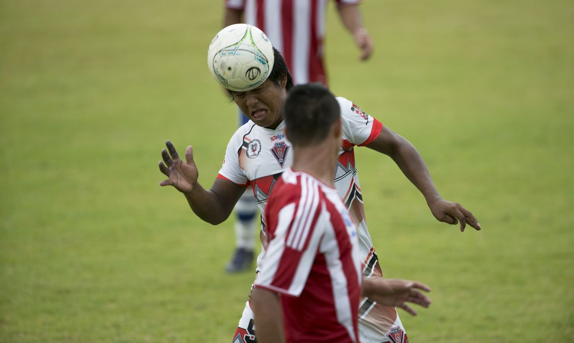 Palmas - Debaixo de chuva, indígenas do Paraguai jogam contra a etnia Gavião, do Brasil, num dos jogos mais disputados até agora no futebol (Marcelo Camargo/Agência Brasil)