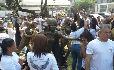 Monumento homenageia 12 crianças e adolescentes mortos por um atirador na Escola Municipal Tasso da Silveira, em Realengo