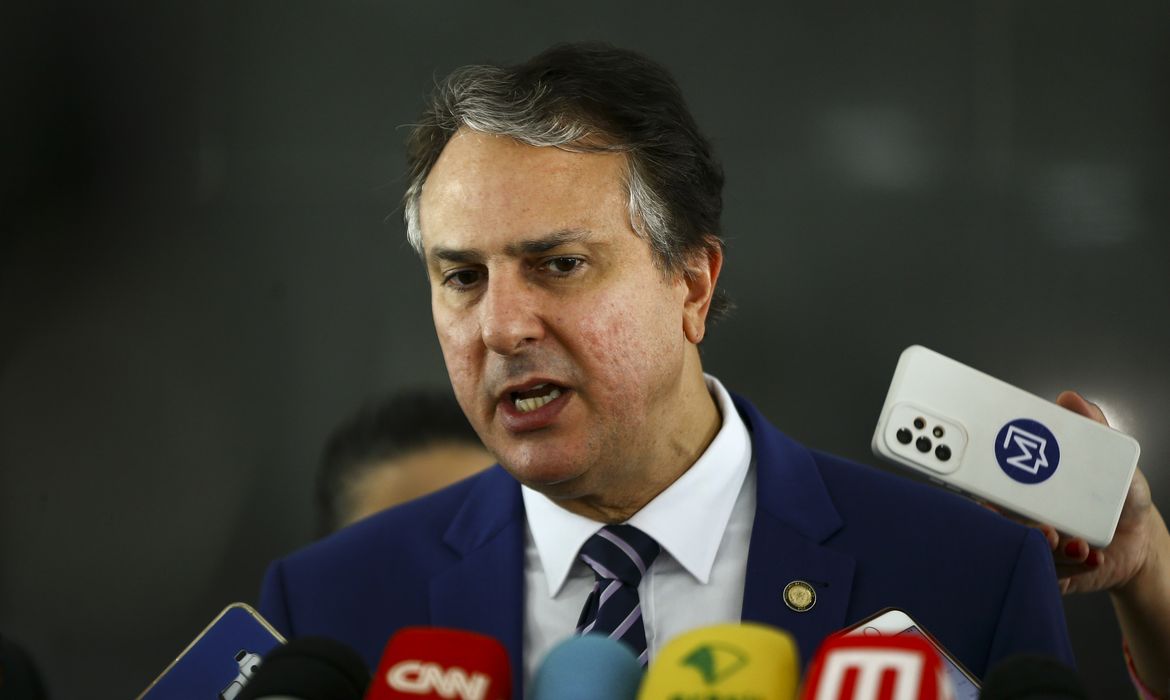 O ministro da Educação, Camilo Santana, durante coletiva após reunião com reitores das universidades federais do país e dos institutos federais de ensino, no Palácio do Planalto.