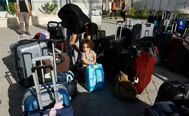 Palestinians with foreign passports wait for permission to leave Gaza, amid the ongoing conflict between Israel and Palestinian Islamist group Hamas, at the Rafah border crossing with Egypt, in Rafah in the southern Gaza Strip, November 7, 2023. REUTERS/Ibraheem Abu Mustafa