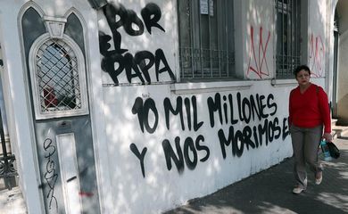 Santiago – Os muros da Igreja Cristo Pobre foram pichados com mensagens contra a visita do papa Francisco 