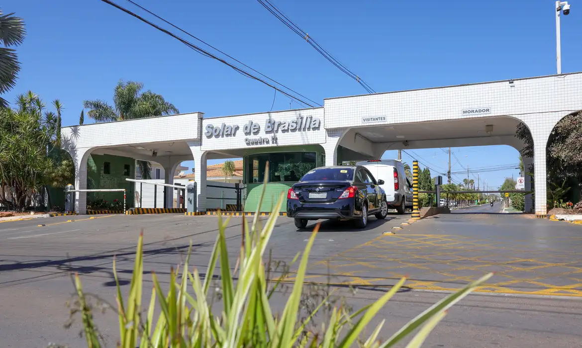 Fabio Rodrigues-Pozzebom/ Agência Brasil Brasília (DF) 07/08/2025 Fachada do condomínio Solar de Brasília, onde mora e cumpre prisão domiciliar o ex-presidente Jair Bolsonaro. Foto: Fabio Rodrigues-Pozzebom/ Agência Brasil