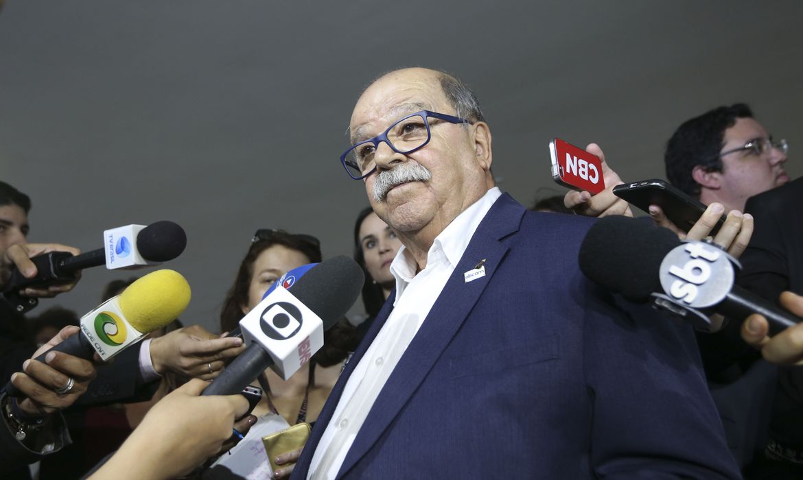 O presidente da Associação Brasileira dos Caminhoneiros (Abcam), José da Fonseca Lopes, fala à imprensa, no Palácio do Planalto. 