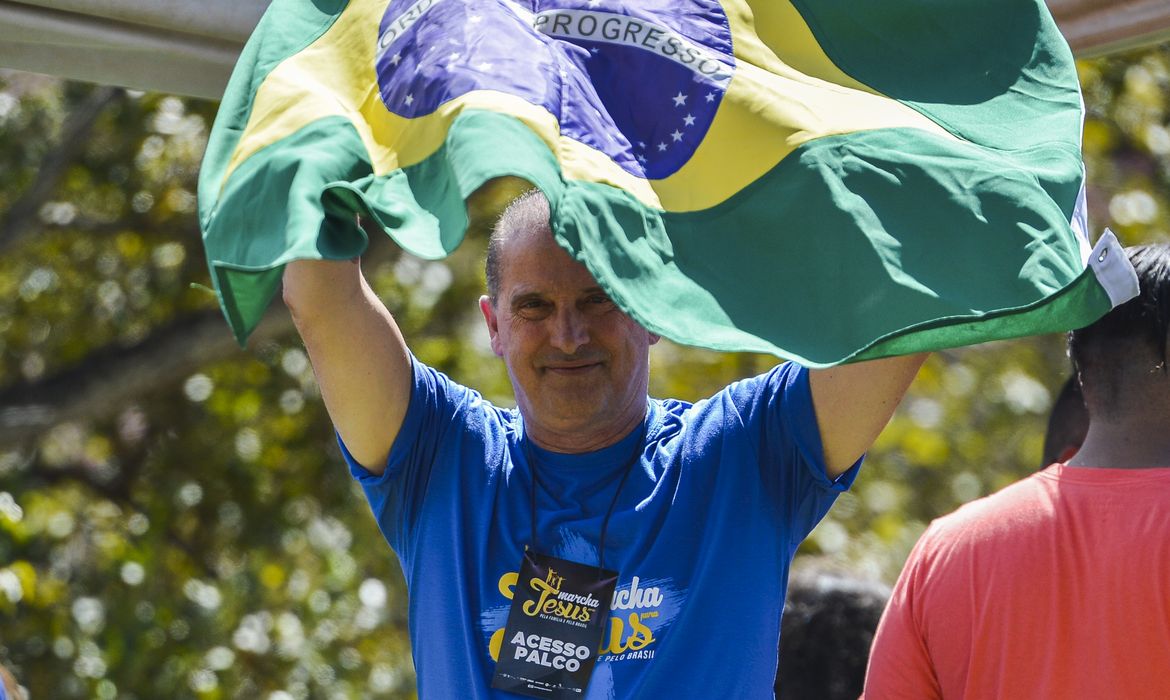 O ministro da Casa Civil, Onyx Lorenzoni, participa da Marcha para Jesus e pela Família em Brasília. 