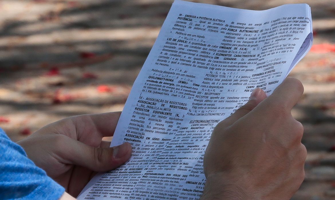 Participantes  chegam ao centro de educação de jJovens e adultos, para o segundo dia de aplicação do Exame Nacional do Ensino Médio (Enem) ocorre neste domingo (10) à tarde, em todo o país