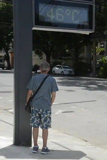 Termômetros marcando 46°C em um dia de calor intenso no Rio de Janeiro