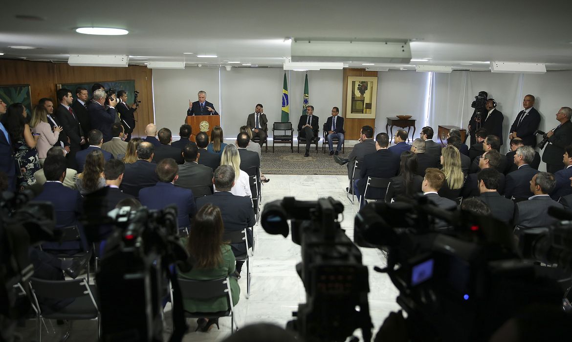 O presidente Michel Temer assina medida provisória de modernização do Marco Legal do Setor de Saneamento Básico.