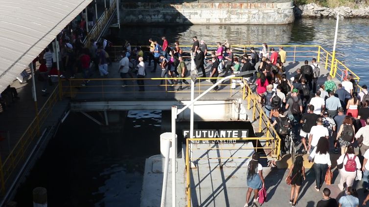 Barca liga o Rio de Janeiro à Ilha de Paquetá