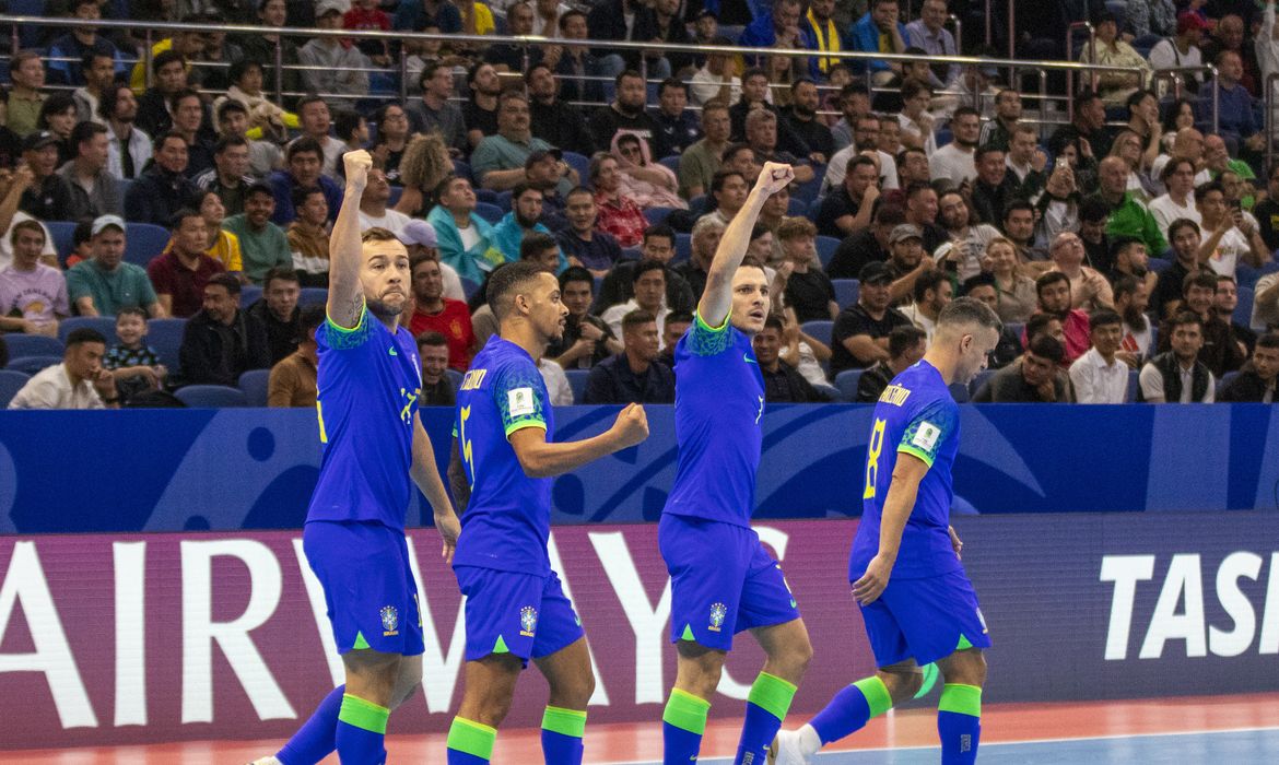 02/10/2024, Uzbequistão - Jogadores da seleção brasileira comemoram vitória contra a seleção da Ucrânia durante partida válida pela Copa do Mundo de Futsal. Foto: Leto Ribas/CBF