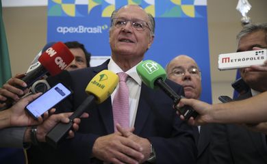 O vice-presidente da República e ministro do Desenvolvimento, Indústria, Comércio e Serviços, Geraldo Alckmin,fala à imprensa