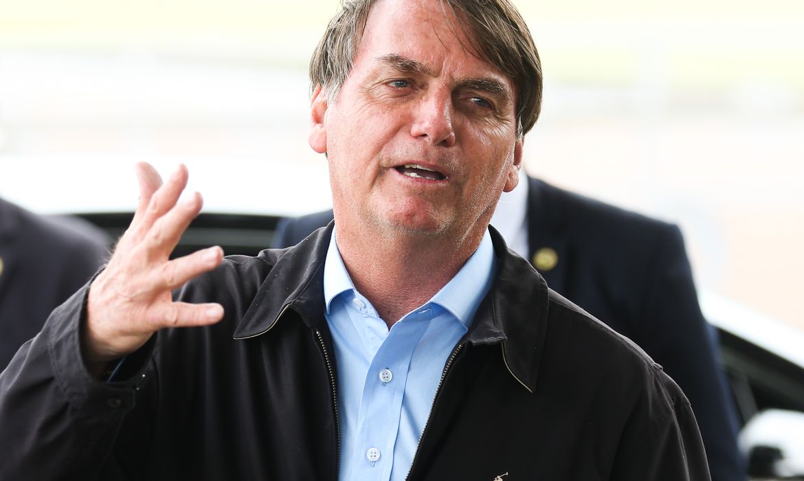 Presidente Jair Bolsonaro fala à imprensa ao chegar no Palácio da Alvorada