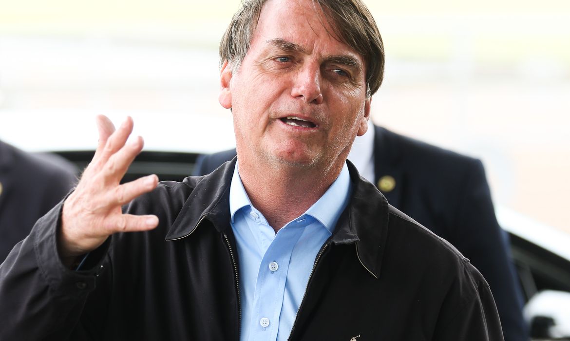 Presidente Jair Bolsonaro fala à imprensa  ao chegar no Palácio da Alvorada 