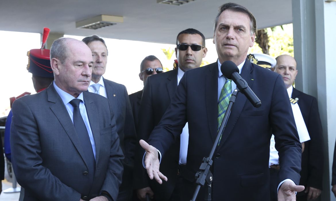 O presidente da República, Jair Bolsonaro, fala à imprensa após  almoço no Ministério da Defesa. Ao lado o ministro da Defesa, Fernando Azevedo e Silva.