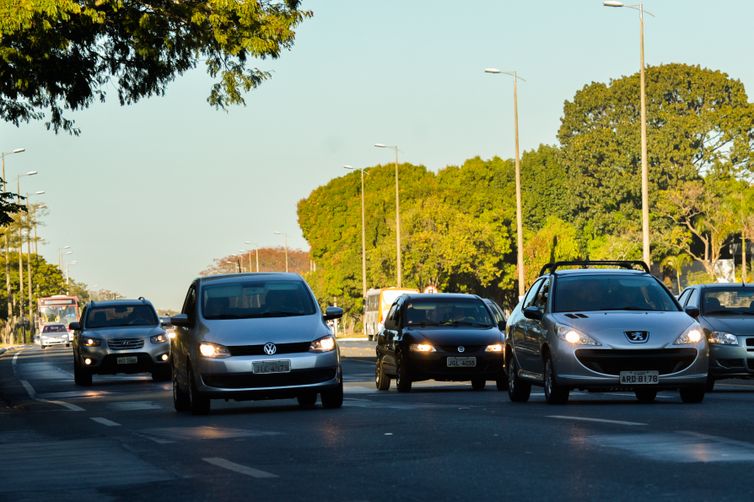 Lei do Farol Baixo está novamente suspensa no DF  Agência 