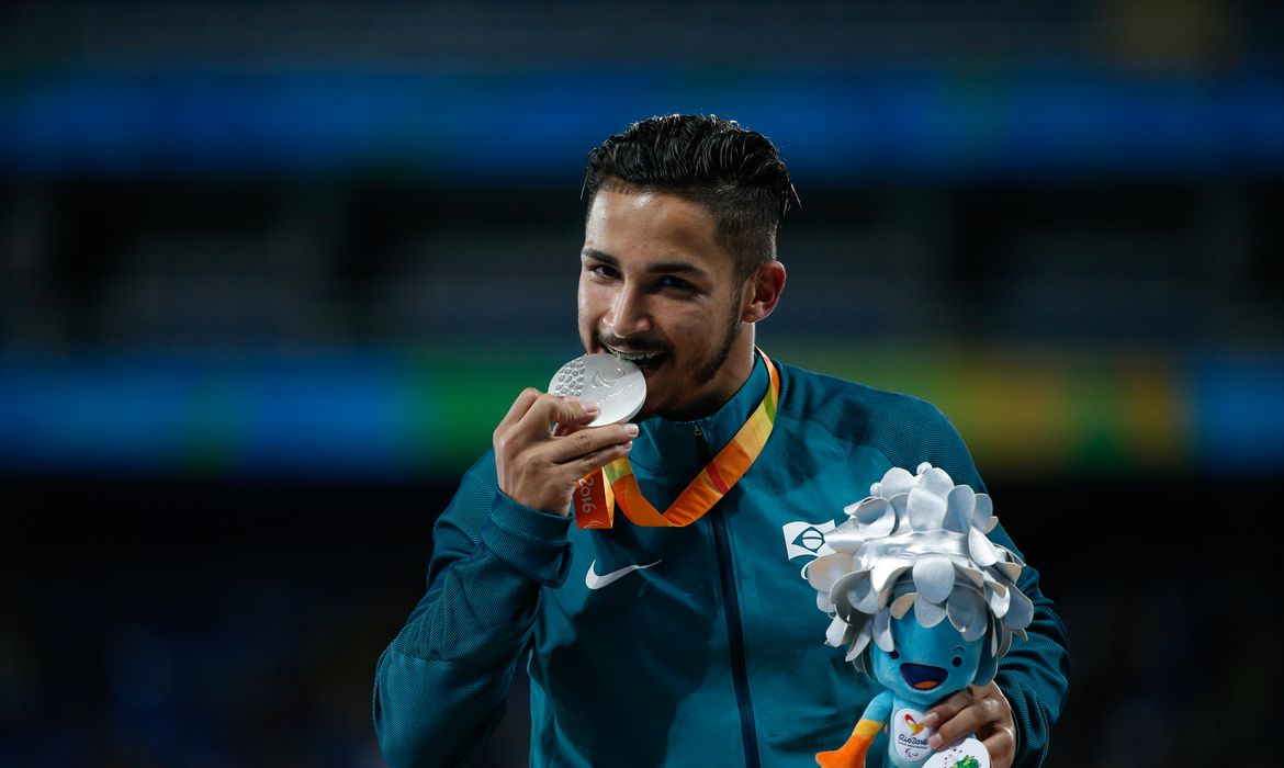 Rio de Janeiro - Brasileiro Fabio da Silva Bordignon leva medalha de prata nos 100m T35 nos Jogos Paralímpicos Rio 2016, no Estádio Olímpico (Fernando Frazão/Agência Brasil)