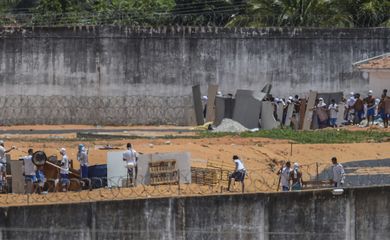 Detentos voltam a subir nos telhados da penitenciária de Alcaçuz, em Natal