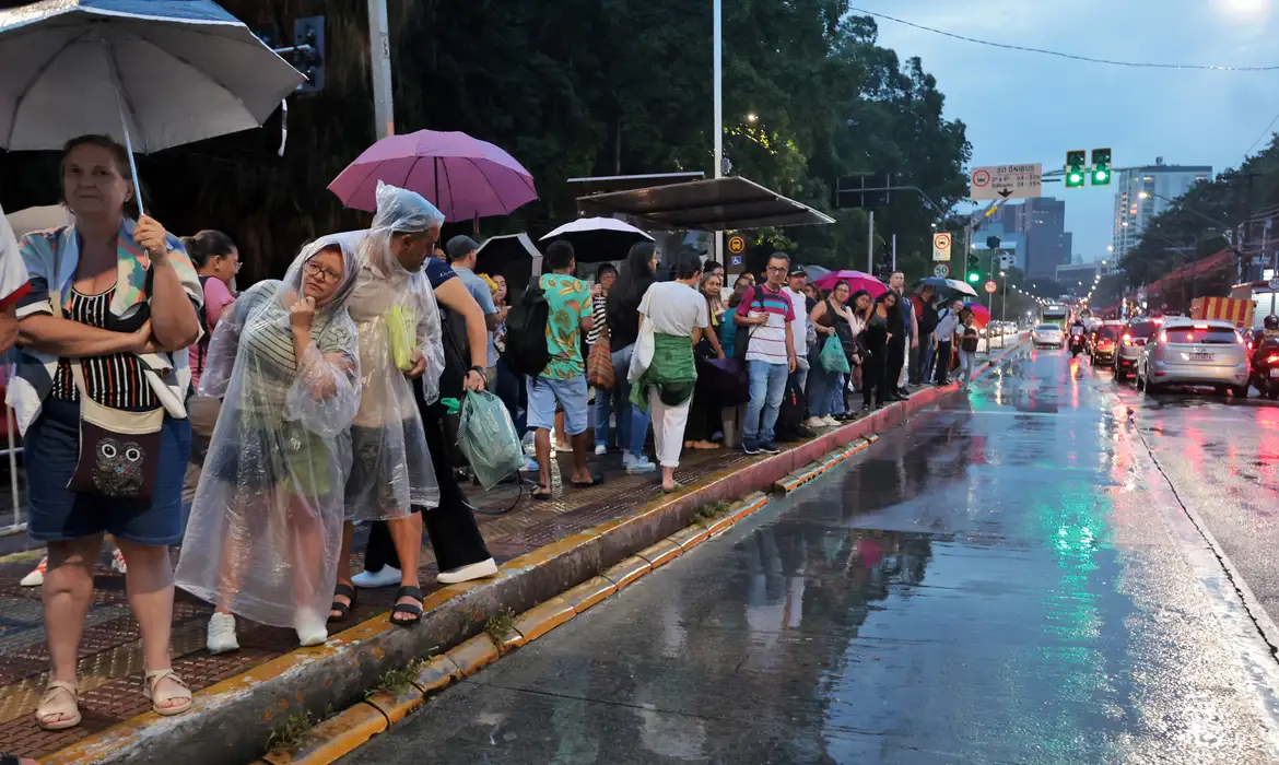 São Paulo (SP) 24/01/2025 - Forte chuva causa alagamentos e congestiona o trânsito e pontos de ônibus ficam lotados na Avenida Matarazzo em São Paulo.  Foto Paulo Pinto/Agencia Brasil