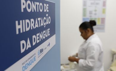 Rio de Janeiro (RJ) 27/02/2024 – Pacientes buscam atendimento médico para dengue na Policlínica Hélio Pellegrino. Foto: Fernando Frazão/Agência Brasil