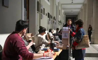 Polling station staff sit as a woman casts her vote during the legislative elections in Buenos Aires Province, in La Plata, Argentina, September 7, 2025. Reuters/Tomas Cuesta/Proibida reprodução