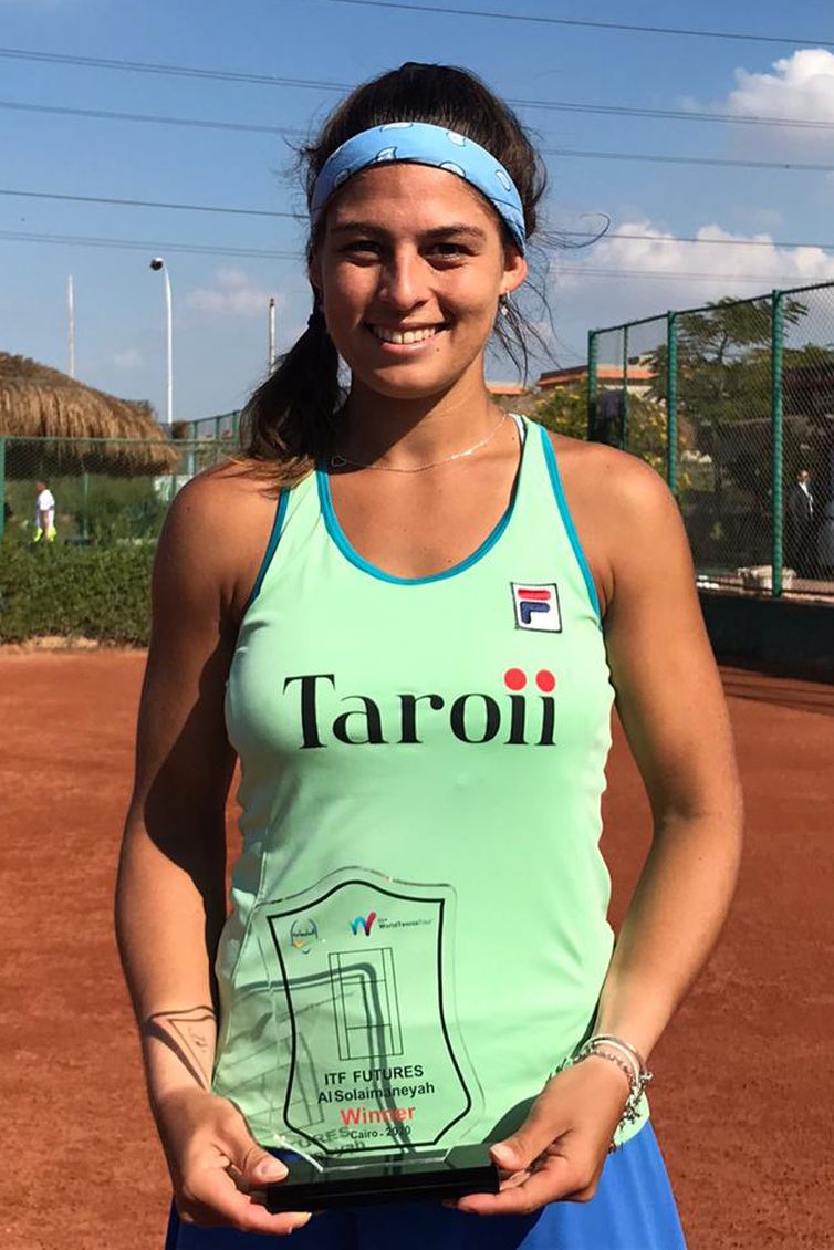 Carol Meligeni, tenista, com o troféu do ITF do Cairo