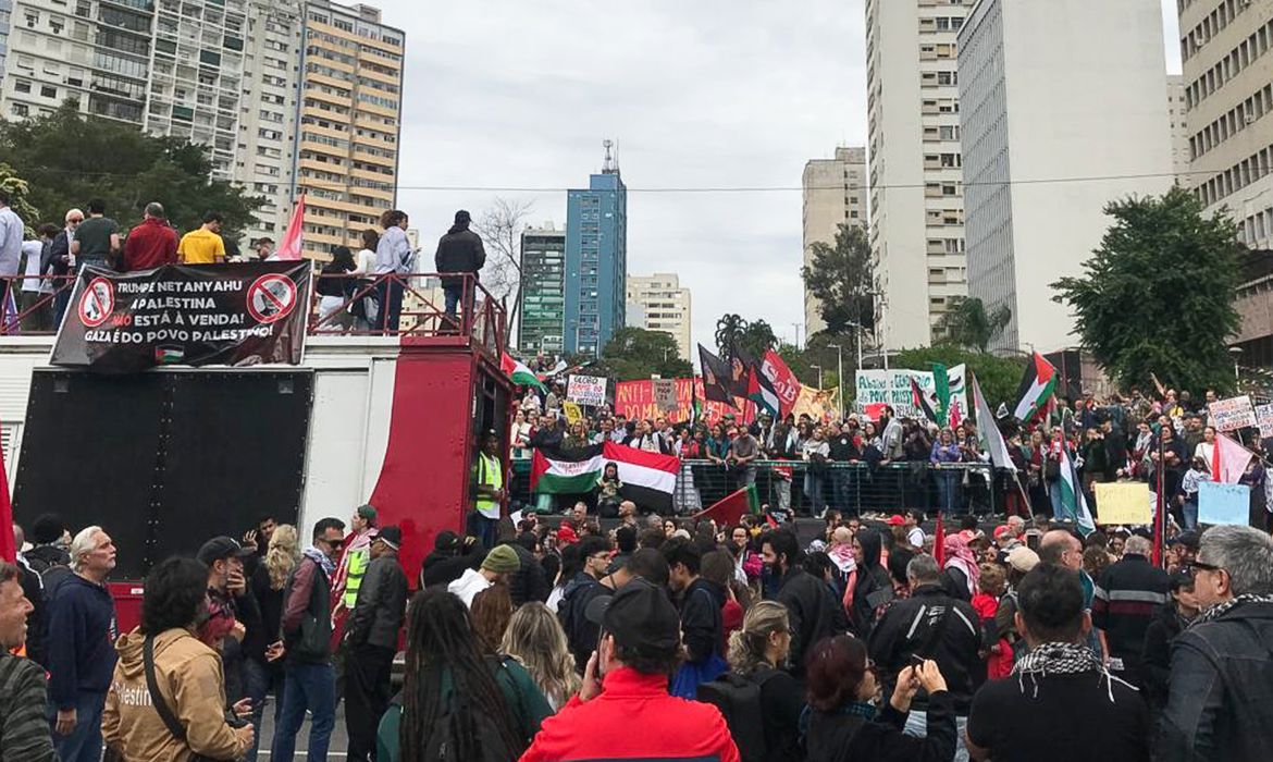 São Paulo-15/06/2025 Manifestantes se unem a protestos mundiais e fazem ato nesta domingo  pró-Palestina no centro de São Paulo. Foto Guilherme Jeronymo/ Agência Brasil.