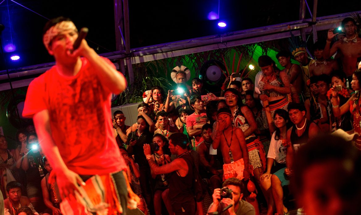 Palmas (TO) - Grupo de rap com integrantes da etnia Guarani Kaiowá, Bro MC's, se apresenta na Oca da Sabedoria durante  os Jogos Mundiais dos Povos Indígenas  (Marcelo Camargo/Agência Brasil)