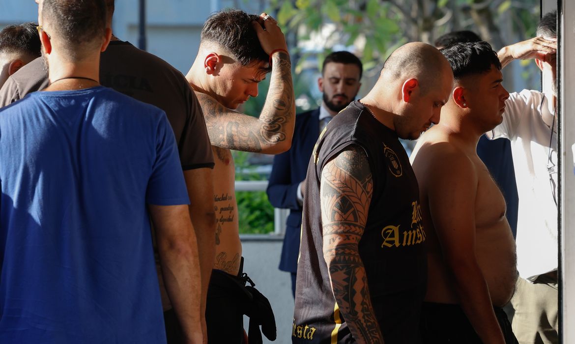 Rio de Janeiro (RJ) 23/10/2024 - Torcedores do time Peñarol, do Uruguai, envolvidos em confusão no Recreio dos Bandeirantes, são tradizos à Cidade da Polícia Civil. Foto: Fernando Frazão/Agência Brasil