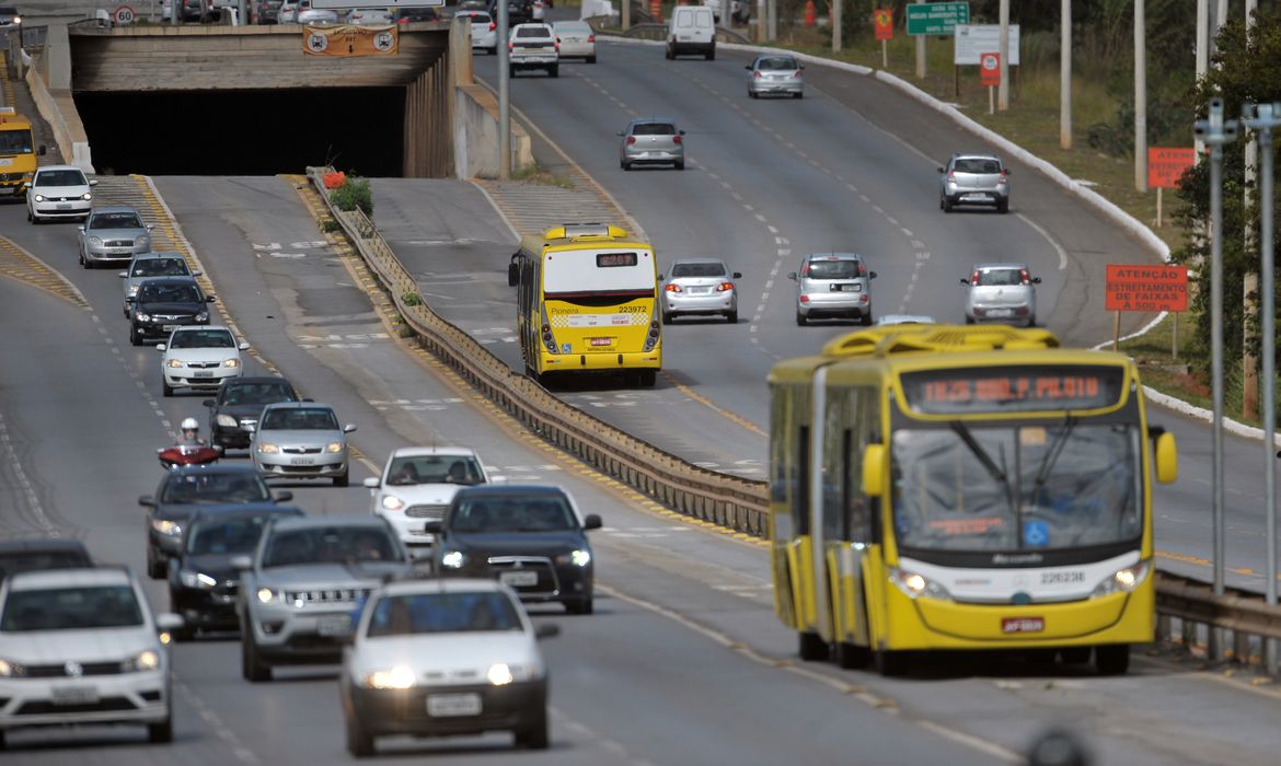 O impacto da greve dos caminhoneiros agora chega ao transporte coletivo do DF, as empresas de ônibus têm estoque de combustível suficiente para, no máximo, domingo
