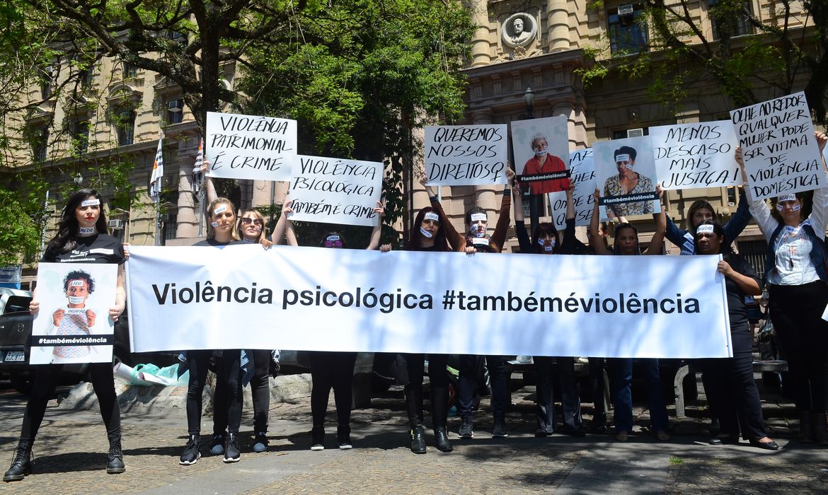 São Paulo - Ato 'Qualquer tipo de abuso #tambéméviolência, mesmo quando não há agressão física', organizada pela ONG Artemis, em frente ao Tribunal de Justiça (Rovena Rosa/Agência Brasil)