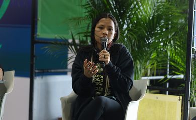 Rio de Janeiro (RJ), 15/11/2024 - A representante do movimento indígena, Marciele Tupari durante plenária que discute sustentabilidade, mudança do clima e transição justa no G20 Social, no Boulevard Olímpico na zona portuária da capital fluminense. Foto: Tomaz Silva/Agência Brasil