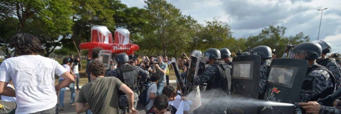 Policiais usam bombas de gás lacrimogêneo, balas de borracha e gás de pimenta para dispersar os manifestantes em frente ao Estádio Nacional Mané Garrincha