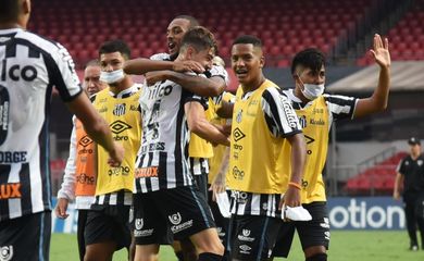 Santos bate São Paulo no Morumbi