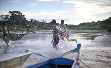 Assis Brasil (Acre) -  Crianças brincam no rio Acre, que faz divisa com o Peru