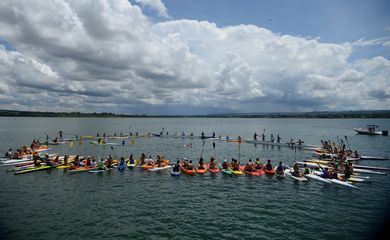 Brasília - No Dia Mundial da Água, frequentadores fazem um abraço simbólico no Lago Paranoá, buscando o uso racional do local e de suas águas(Fábio Pozzebom/Agência Brasil)
