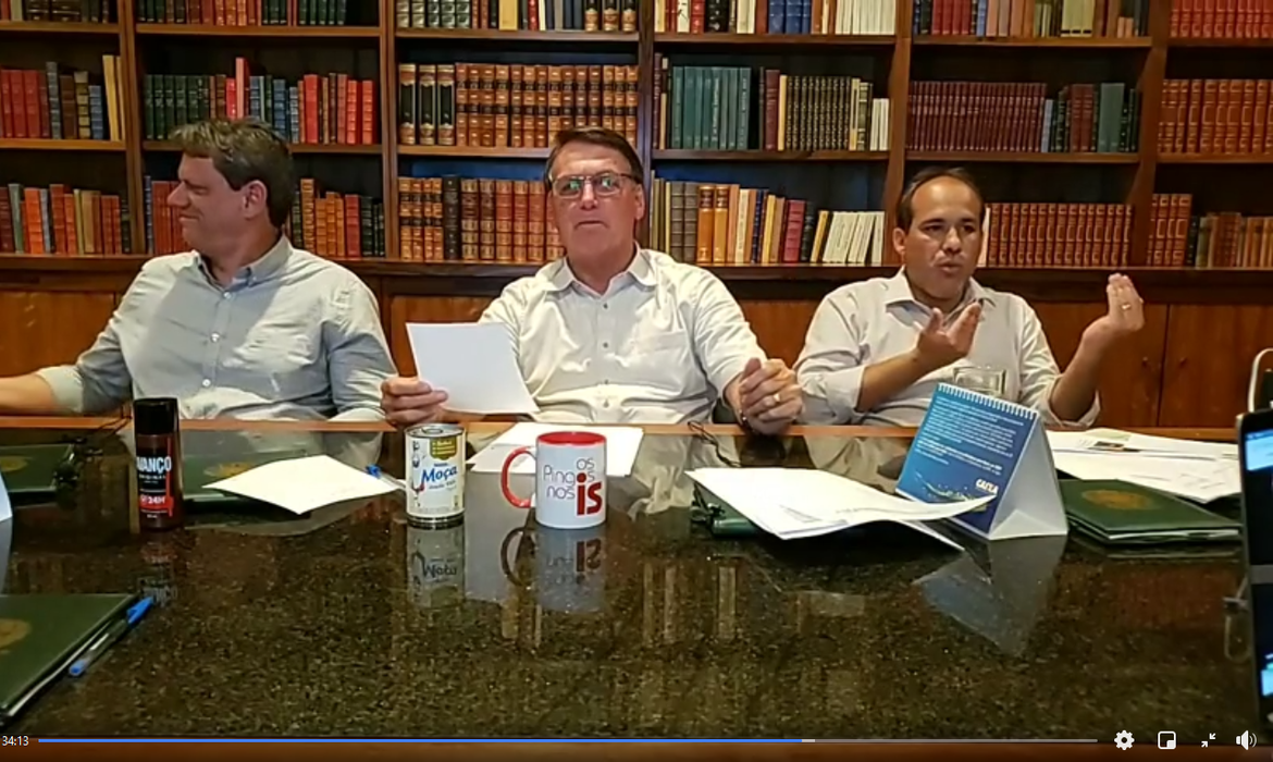 Presidente Jair Messias Bolsonaro em live no Facebook.