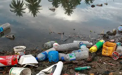 Cerca de 8 milhões de toneladas de plásticos vão parar nos oceanos todos os anos, trazendo graves prejuízos para o meio ambiente. Foto: Martine Perret/ONU