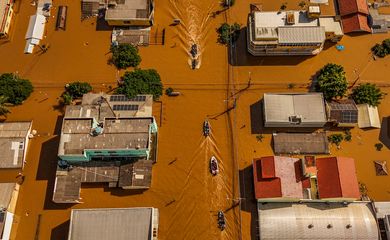 A drone view shows boats with volunteers searching for people isolated at houses at the flooded neighborhood of Mathias Velho in Canoas, at the Rio Grande do Sul state, Brazil, May 5, 2024. REUTERS/Amanda Perobelli