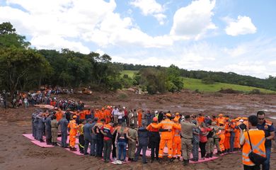 Bombeiros que trabalham nas buscas em Brumadinho, nos arredores de Belo Horizonte, fizeram hoje por volta das 12h40 uma cerimônia de homenagem às vítimas e famílias atingidas pelo rompimento da barragem de rejeito da Mina Córrego do Feijão