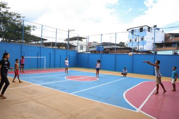 Crianças em quadra de esporte 