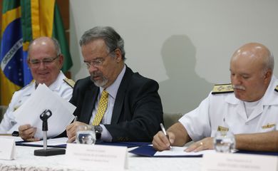 O ministro da Segurança Pública, Raul Jungmann, e o comandante de operações navais, Almirnte Küster, ao lado do comandante da Marinha, Almirante Leal Ferreira, assinam acordo de cooperação para ampliar o sistema de monitoramento e controle de