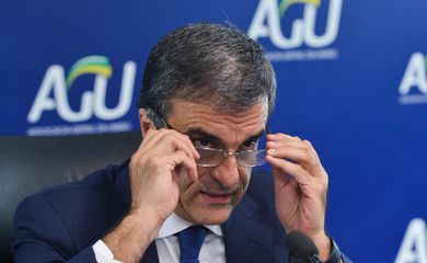 Brasília - O Advogado-geral da União, José Eduardo Cardozo, fala à imprensa sobre ação no STF para anular processo de impeachment contra a presidenta Dilma (Antonio Cruz/Agência Brasil)