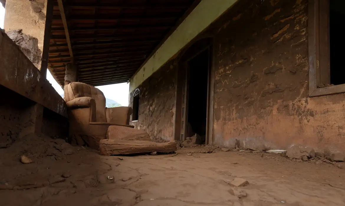 Distrito de Barra Longa. A comunidade foi parcialmente encoberta pela lama que chegou pelo rio Gualaxo do Norte. Na foto, casas atingidas pela lama. 